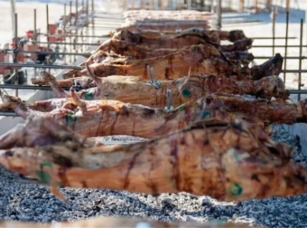 Ετοιμαστείτε για ένα καλοκαίρι με Πασχαλινό σουβλιστό – Ανακαλύψτε πότε γιορτάζουμε φέτος τον Ιούνιο!