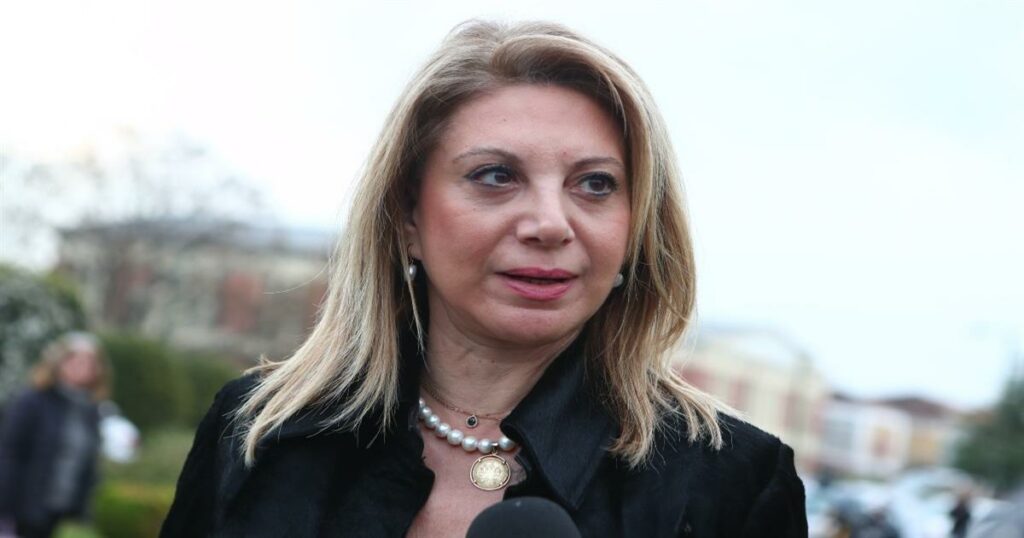 «Σκηνές έντασης στη δίκη Τεμπών: Η Μαρία Καρυστιανού σε πρωταγωνιστικό ρόλο μπροστά στις κάμερες!»