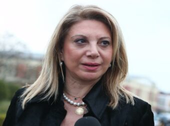 «Σκηνές έντασης στη δίκη Τεμπών: Η Μαρία Καρυστιανού σε πρωταγωνιστικό ρόλο μπροστά στις κάμερες!»