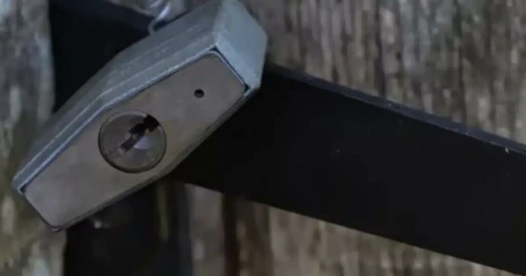 Αποκαλύπτοντας το Μυστήριο: Η Λειτουργία της Μικροσκοπικής Τρύπας σε Ένα Λουκέτο