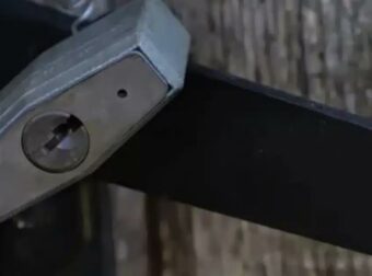 Αποκαλύπτοντας το Μυστήριο: Η Λειτουργία της Μικροσκοπικής Τρύπας σε Ένα Λουκέτο