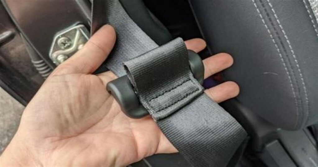 “Το Μυστικό Κουμπί στο Αυτοκίνητο που Μπορεί να Σώσει Ζωές σε Καταστάσεις Έκτακτης Ανάγκης”