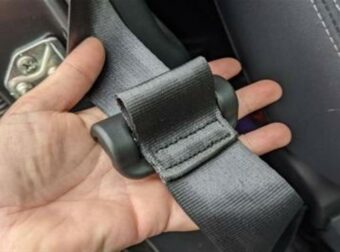 “Το Μυστικό Κουμπί στο Αυτοκίνητο που Μπορεί να Σώσει Ζωές σε Καταστάσεις Έκτακτης Ανάγκης”