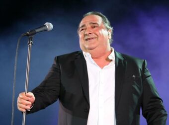 «Η Πατρίδα της Καρδιάς μου»: Το Αδημοσίευτο Τραγούδι του Βασίλη Καρρά για τη Μακεδονία που Αγγίζει Ψυχές.