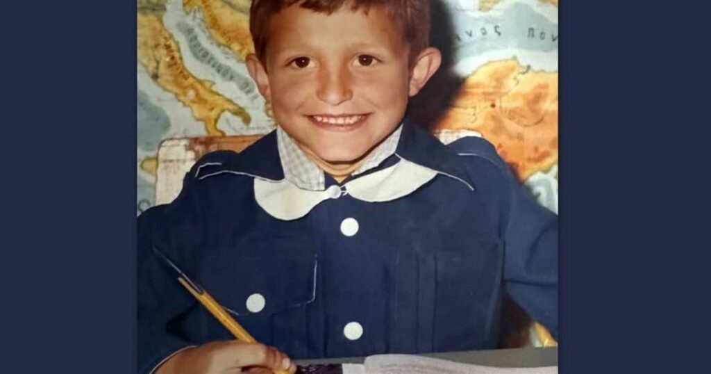 Το χαμογελαστό αγόρι της εικόνας είναι σήμερα ένας καταξιωμένος Έλληνας ηθοποιός.