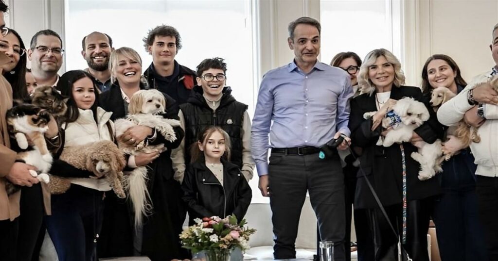 Μητσοτάκης: Συγκινητική συνάντηση με επαναπατρισθέντες και τα αγαπημένα τους ζώα συντροφιάς από τη Μέση Ανατολή.