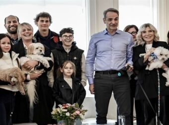 Μητσοτάκης: Συγκινητική συνάντηση με επαναπατρισθέντες και τα αγαπημένα τους ζώα συντροφιάς από τη Μέση Ανατολή.