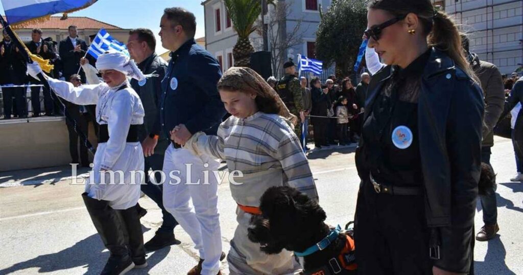 Συγκινητικές στιγμές: Η εντυπωσιακή παρέλαση της μικρής Φωτεινής και του σκύλου-βοηθού της στην 25η Μαρτίου!