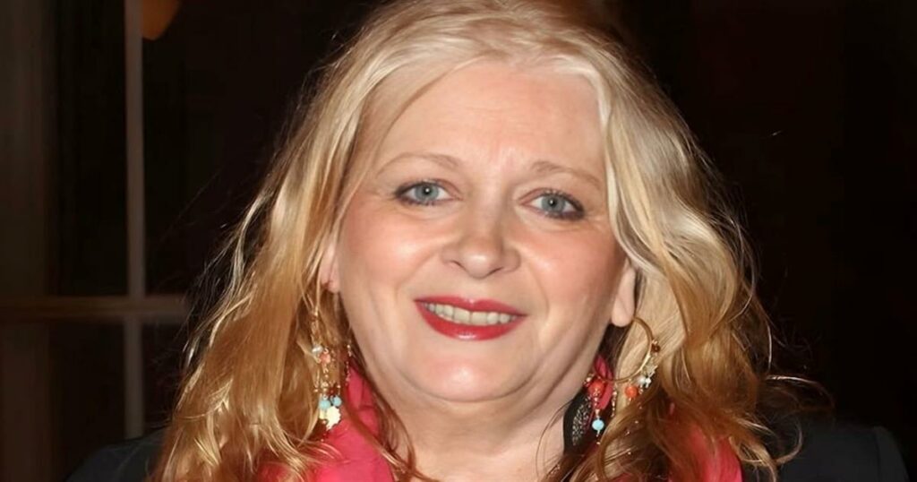 Η Νόρα Βαλσάμη: Εντυπωσιακή αλλά αδυνατισμένη, στην τελευταία της εμφάνιση στα 78 χρόνια της.