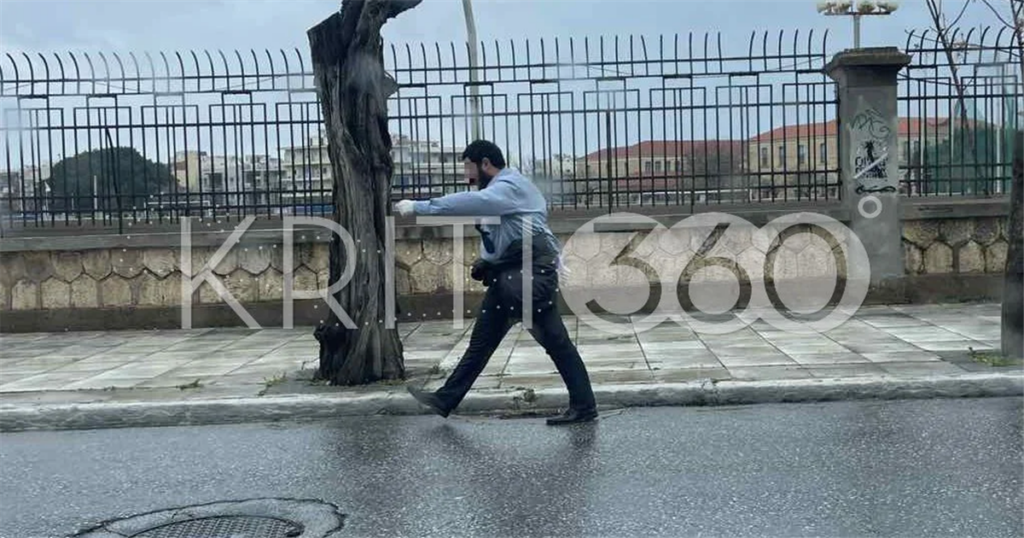 Αντιμέτωπος με την κακοκαιρία: Μοναχική παρέλαση για την 25η Μαρτίου!