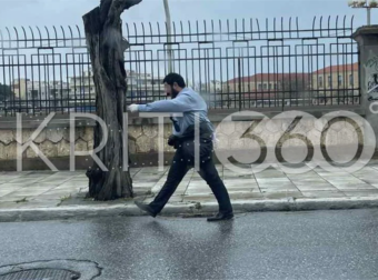 Αντιμέτωπος με την κακοκαιρία: Μοναχική παρέλαση για την 25η Μαρτίου!