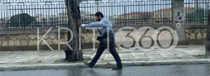 Αντιμέτωπος με την κακοκαιρία: Μοναχική παρέλαση για την 25η Μαρτίου!