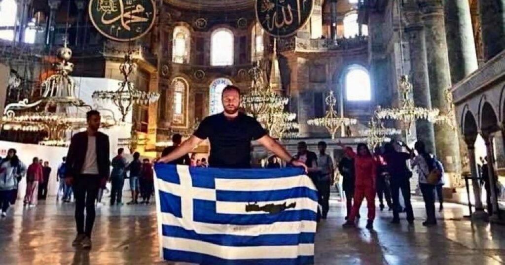 Πρωτοφανής πρόκληση: Έλληνας υψώνει την ελληνική σημαία μέσα στην Αγία Σοφία την 25η Μαρτίου, προκαλώντας σάλο στην Τουρκία!