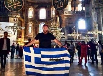 Πρωτοφανής πρόκληση: Έλληνας υψώνει την ελληνική σημαία μέσα στην Αγία Σοφία την 25η Μαρτίου, προκαλώντας σάλο στην Τουρκία!