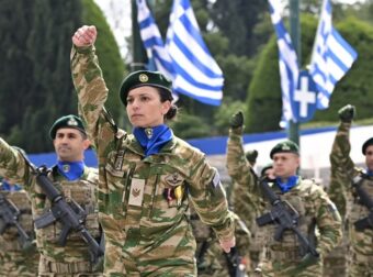 Συγκλονιστική Ημέρα στο Σύνταγμα: Δείτε Φωτογραφίες και Βίντεο από τη Μεγαλοπρεπή Στρατιωτική Παρέλαση της 25ης Μαρτίου!