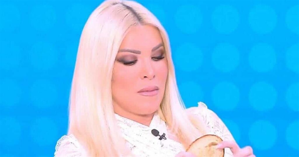 Κατερίνα Καινούργιου: Απίστευτη στιγμή αμηχανίας on air την ώρα που έτρωγε – «Γιατί με δείχνεις;».