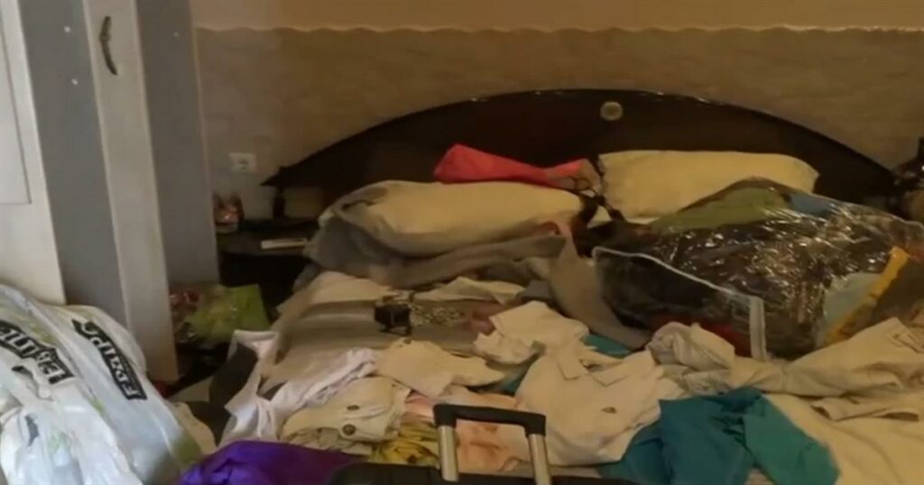 «Δραματική Έκκληση: Μη Χτυπάτε την Κόρη μου – Η Σοκαριστική Ιστορία Μητέρας και Κόρης από Εισβολή Ληστών»