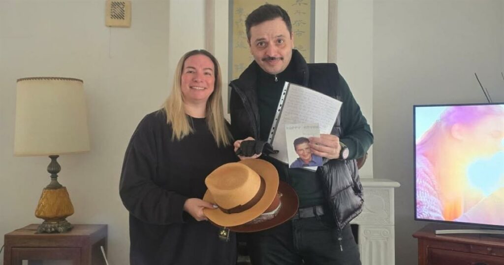 Αλέξανδρος Τσουβέλας: Πολύτιμα ενθύμια του Χάρρυ Κλυνν στα χέρια του – Συγκίνηση και τιμή για τον κωμικό!