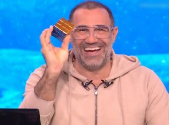 «Ράδιο Αρβύλα: Η συγκινητική αφιέρωση του Αντώνη Κανάκη στον γιο του – «Τζονάρα, πετύχαμε το στόχο μας»»