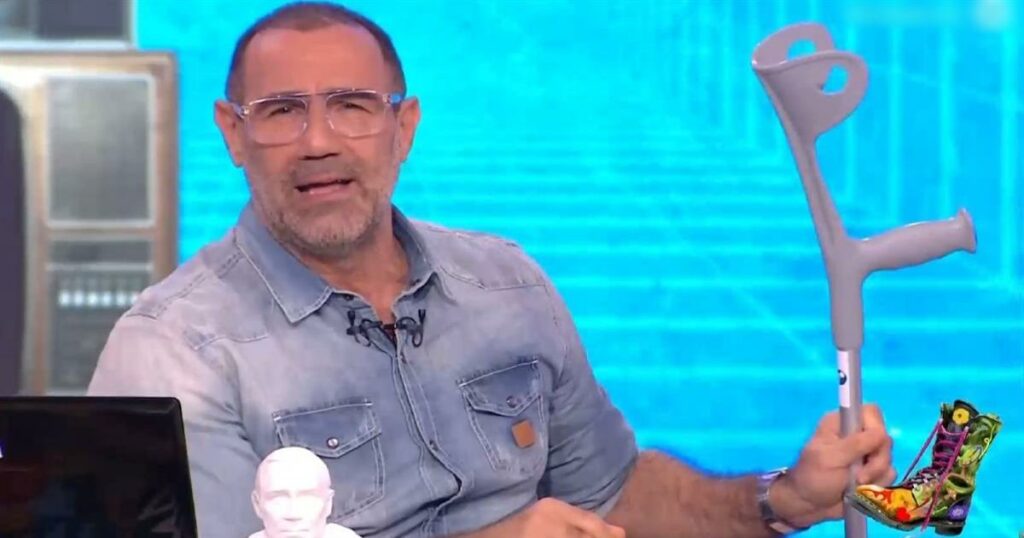 Αντώνης Κανάκης: Στον αέρα με πατερίτσα, εξομολογείται για την πρώτη του θλάση!