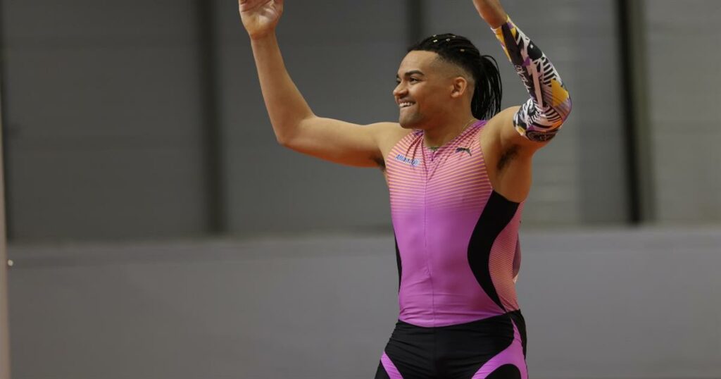 Συγκλονιστική Είσοδος του Εμμανουήλ Καραλή στο Στάδιο με τη Μουσική Υπόκρουση του “Ferto” από τον Akyla (Βίντεο)