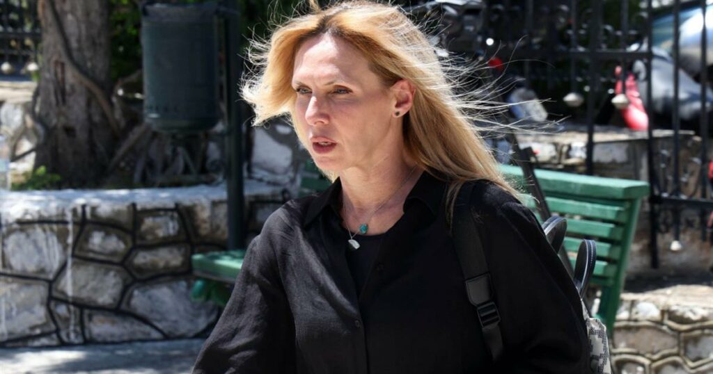 Εβελίνα Παπούλια: Αντιαφήγητη Αποκάλυψη – Τι την Οδηγεί σε Αλλεργικές Αντιδράσεις στη Σκηνή!