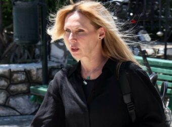 Εβελίνα Παπούλια: Αντιαφήγητη Αποκάλυψη – Τι την Οδηγεί σε Αλλεργικές Αντιδράσεις στη Σκηνή!