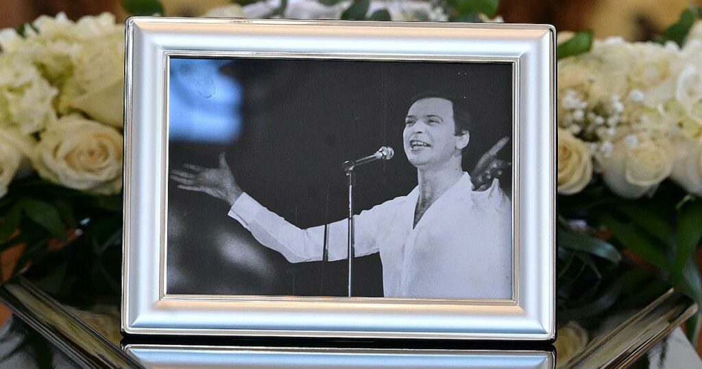 Αποχαιρετισμός στον Γιώργο Μαρίνο: Με συγκίνηση και βαθιά θλίψη η κηδεία του αγαπημένου showman στη Βούλα – Συγκλονιστικές στιγμές.