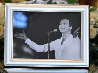 Αποχαιρετισμός στον Γιώργο Μαρίνο: Με συγκίνηση και βαθιά θλίψη η κηδεία του αγαπημένου showman στη Βούλα – Συγκλονιστικές στιγμές.