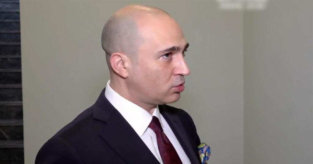 Κωνσταντίνος Μπογδάνος για Ντουμπάι: «Η αλήθεια πίσω από τις influencers με φουσκωμένα χείλη και τις δραστηριότητές τους εκεί».