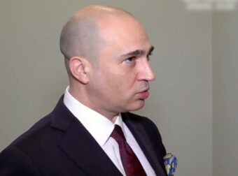 Κωνσταντίνος Μπογδάνος για Ντουμπάι: «Η αλήθεια πίσω από τις influencers με φουσκωμένα χείλη και τις δραστηριότητές τους εκεί».