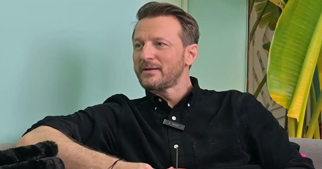 Κώστας Καραφώτης: «Προτιμώ να περιμένω για τον σωστό άνθρωπο πριν γίνω γονιός» – Οι δηλώσεις του για τη βάφτιση.