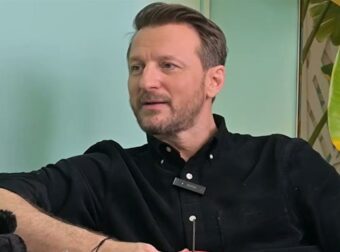 Κώστας Καραφώτης: «Προτιμώ να περιμένω για τον σωστό άνθρωπο πριν γίνω γονιός» – Οι δηλώσεις του για τη βάφτιση.