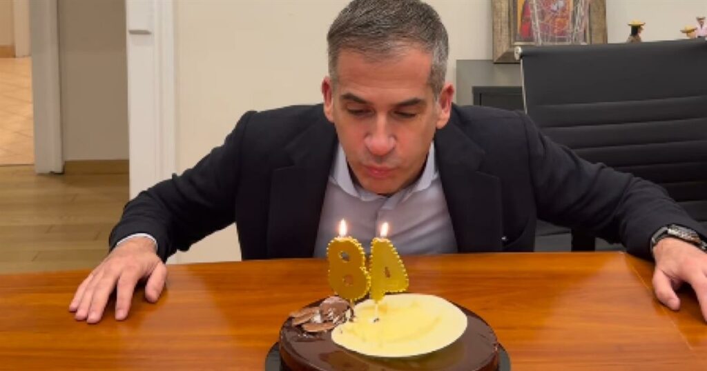 Γιορτή Έκπληξη για τον Κώστα Μπακογιάννη: Τα Γενέθλια στο Γραφείο με Τούρτα και Βίντεο!