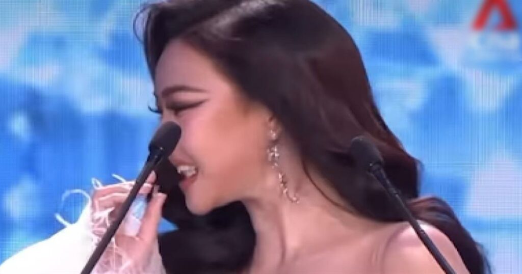 Αν απρόοπτο στη σκηνή: Υποψήφια Μις Ταϊλάνδη χάνει τα δόντια της μπροστά στο κοινό (Βίντεο)