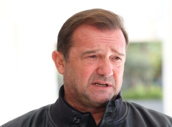 Οργισμένος Νίκος Πλακιάς: «Καμία ανοχή σε όσους προσπαθήσουν να προσβάλλουν τη μνήμη των παιδιών μου – Θα αντιδράσω σφοδρά».