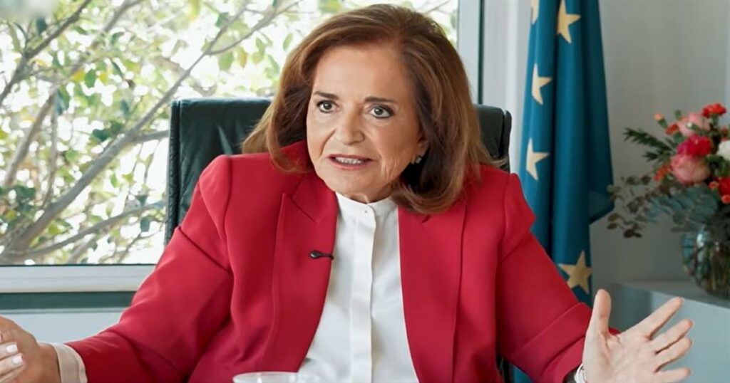 Ντόρα Μπακογιάννη: «Με τα εγγόνια παίζω με τους δικούς μου όρους – Όταν η Αλεξία προσπάθησε να μου βάλει κανόνες, δεν δίστασα να της αλλάξω γνώμη».