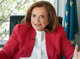 Ντόρα Μπακογιάννη: «Με τα εγγόνια παίζω με τους δικούς μου όρους – Όταν η Αλεξία προσπάθησε να μου βάλει κανόνες, δεν δίστασα να της αλλάξω γνώμη».