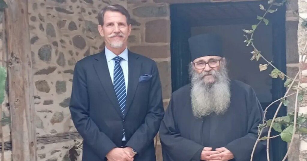 Ο Παύλος Ντε Γκρες επισκέπτεται το Άγιον Όρος: Συγκινητική εκτέλεση του «Πατέρ Ημών» με μοναδικές φωτογραφίες!