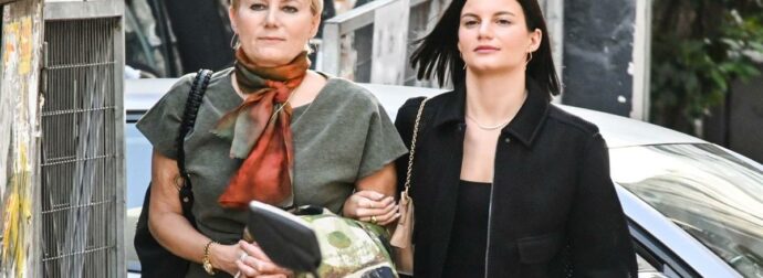 Η Νατάσα Παζαΐτη και η κόρη της Αλίκη Καραμανλή σε μια εντυπωσιακή εμφάνιση στο κέντρο της Αθήνας!