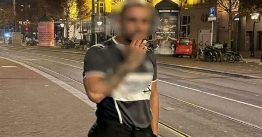 Γνωρίστε τον διάσημο τράπερ που συνελήφθη μετά από κινηματογραφική καταδίωξη στα Πατήσια – Το μαχαίρι 20 εκατοστών και το «σκοτεινό» κεφάλαιο της ζωής του στη φυλακή.