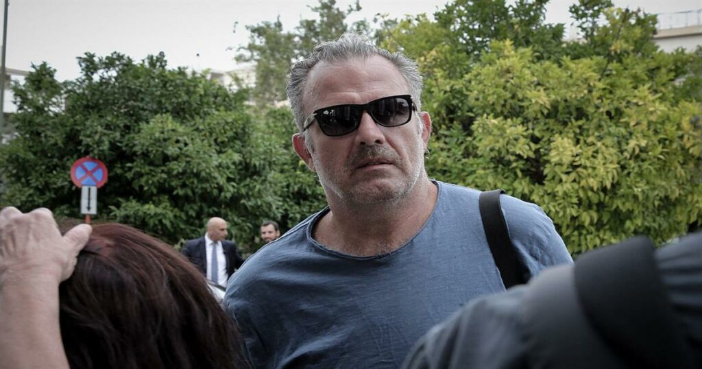 Πασχάλης Τσαρούχας: «Λάμψη και τόλμη στην Αριστοτέλους με στρας, ζαρτιέρες και τακούνια – Το απόλυτο πάρτι!»