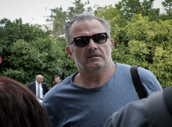 Πασχάλης Τσαρούχας: «Λάμψη και τόλμη στην Αριστοτέλους με στρας, ζαρτιέρες και τακούνια – Το απόλυτο πάρτι!»