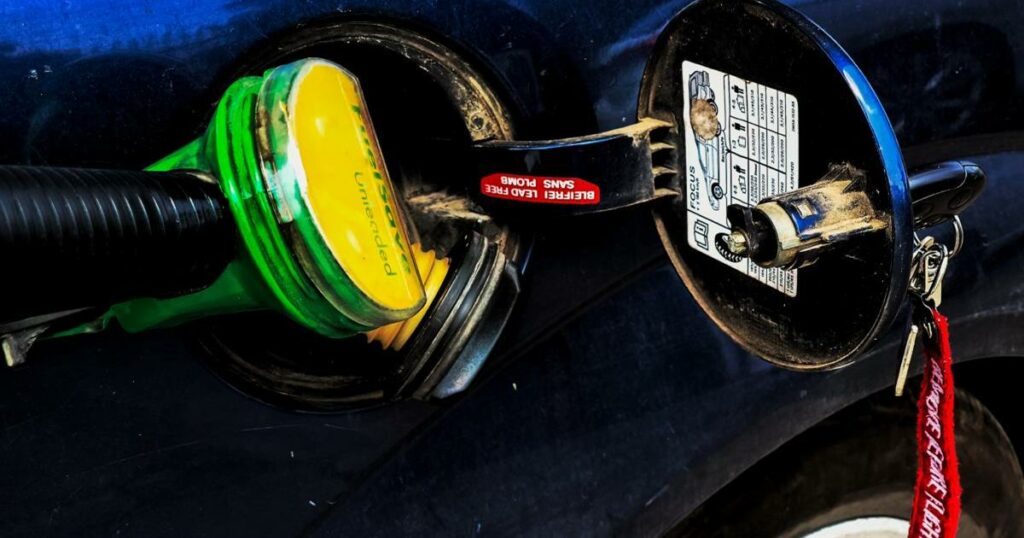 Με ψυχραιμία, οι Έλληνες αδειάζουν τα βενζινάδικα: Ουρές για καύσιμα στα 1,76 ευρώ και εξαντλείται η αμόλυβδη!