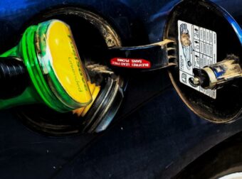 Με ψυχραιμία, οι Έλληνες αδειάζουν τα βενζινάδικα: Ουρές για καύσιμα στα 1,76 ευρώ και εξαντλείται η αμόλυβδη!