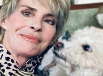 Αποχαιρετούμε την εμβληματική καλλονή και ηθοποιό Άναμπελ Σκόφιλντ, που έφυγε από τη ζωή στα 62 της χρόνια.