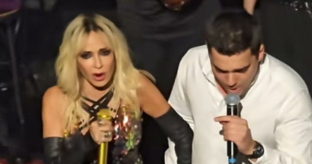 Αποθέωση στη Σκηνή: Η Άννα Βίσση και η Απρόσμενη Έκπληξη από Θαυμαστή (Βίντεο)