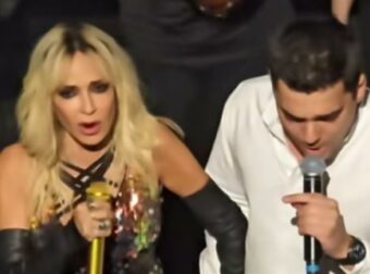Αποθέωση στη Σκηνή: Η Άννα Βίσση και η Απρόσμενη Έκπληξη από Θαυμαστή (Βίντεο)