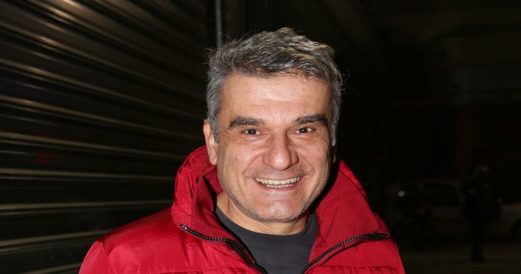 Αποστολάκης: «Οι σύγχρονοι τάφοι θα γεμίσουν πορσελάνη και σιλικόνη» – Η προκλητική δήλωση για τον Χριστό που αναστάτωσε το κοινό.