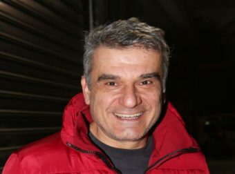 Αποστολάκης: «Οι σύγχρονοι τάφοι θα γεμίσουν πορσελάνη και σιλικόνη» – Η προκλητική δήλωση για τον Χριστό που αναστάτωσε το κοινό.